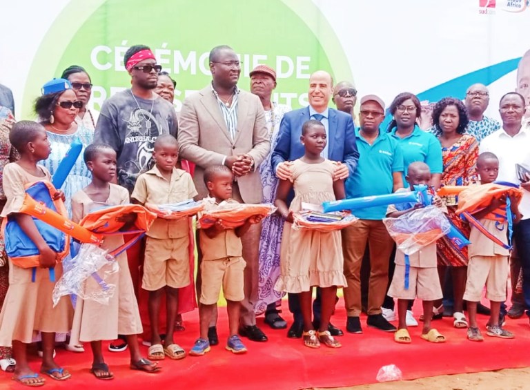 Golfe 3 : L’artiste Dadju et Moov Africa Togo donnent du sourir aux élèves de l’EPP Dumassesse 2