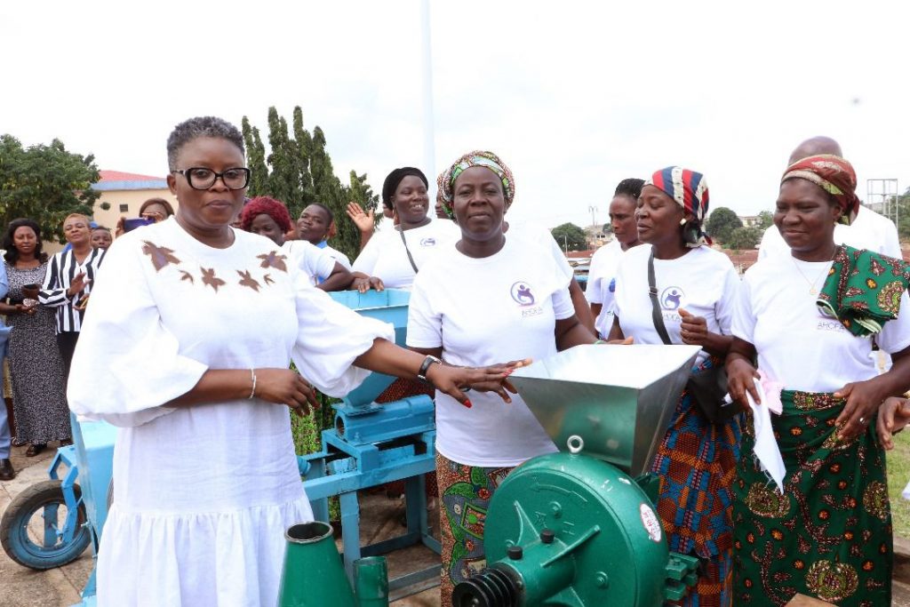 Ogou : Des groupements de femmes bénéficient d’un moulin à céréales, une presse à huile et une machine à décortiquer des noix de palms
