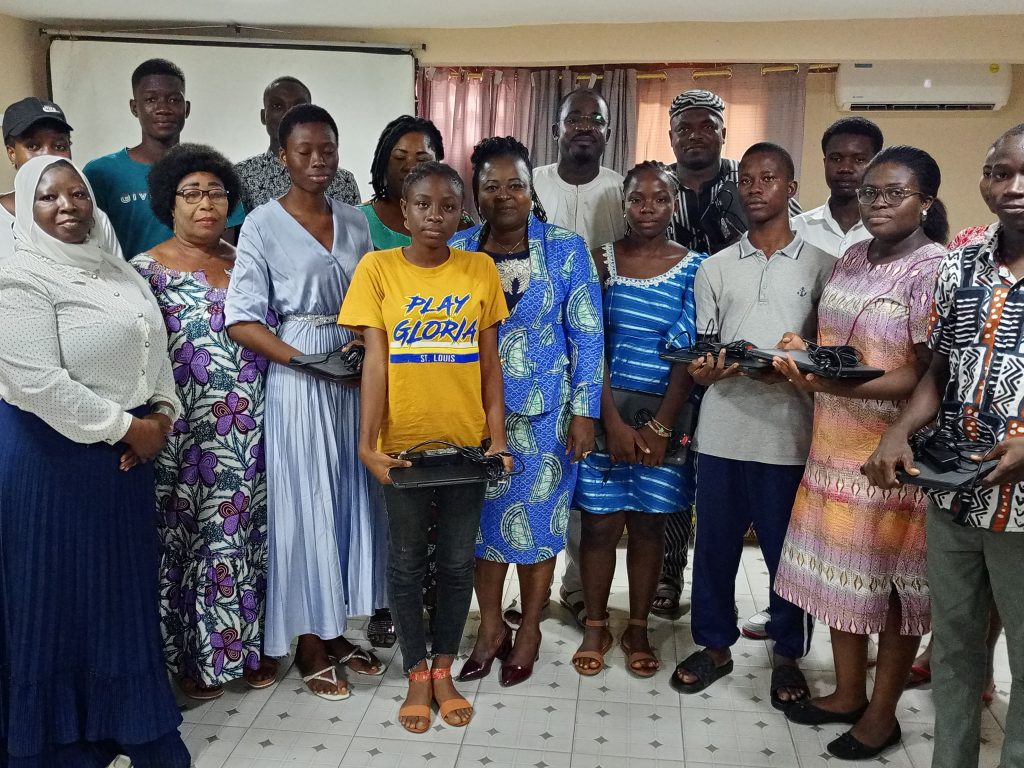 Culture d’excellence : Le Conseiller ALFA Wiyaou offre une quinzaine d’ordinateurs portables aux meilleurs élèves au BAC 2022-2023