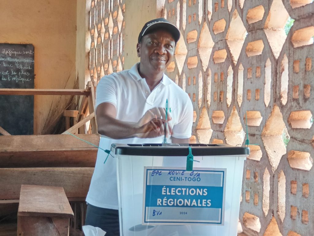 Législatives et Régionales : Le Ministre d’État Kodjo ADEDZE salue la mobilisation au tour des bureaux de vote