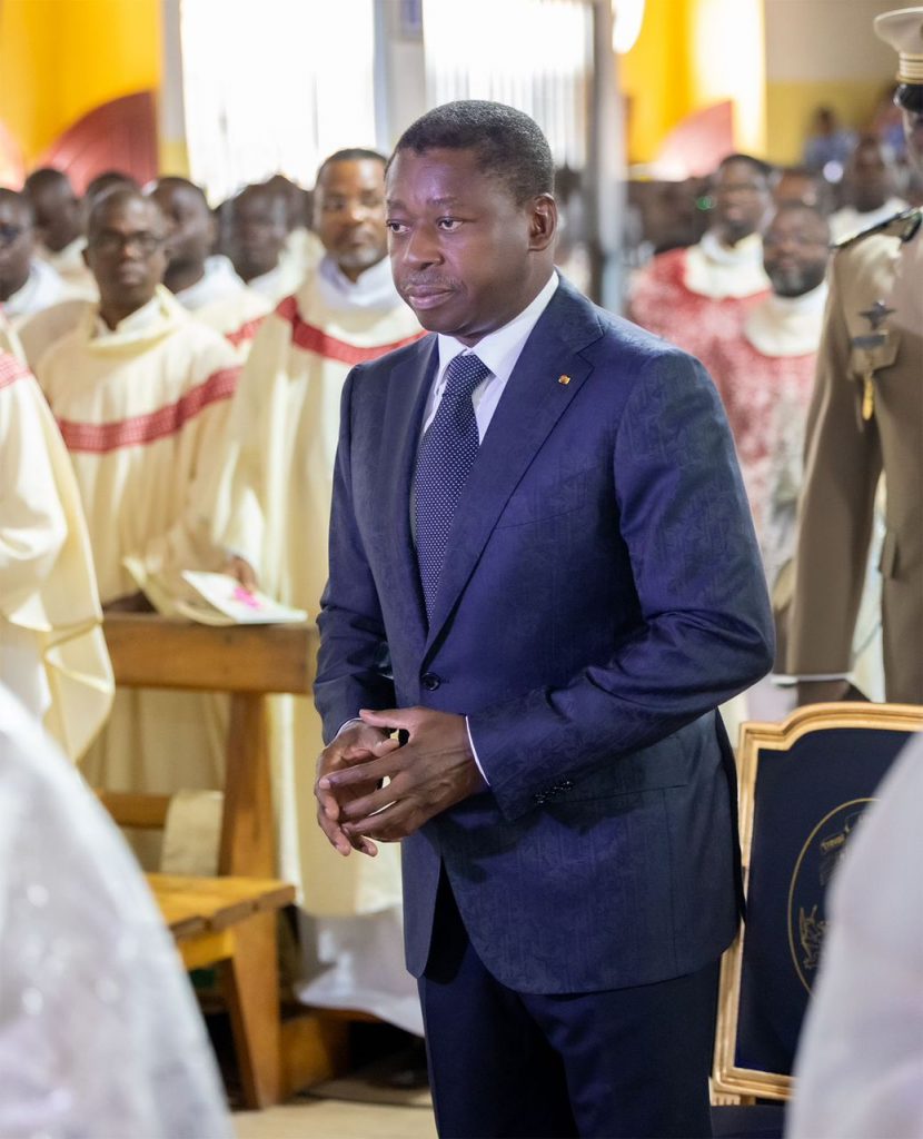 Obsèques de Mgr Barrigah : Le chef de l’État au côté de la famille lors de la messe l’enterrement