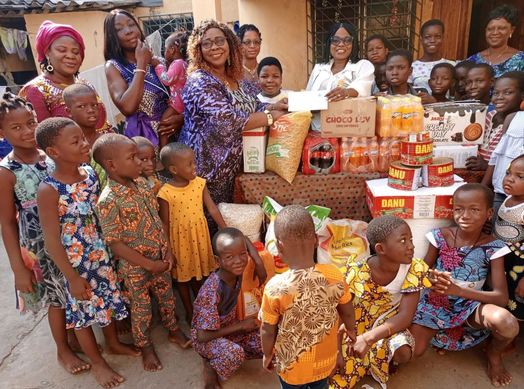 L’amour maternel au cœur de Noël : Mater Amabilis éclaire la vie de deux centres d’accueil des enfants orphelins et en situation difficile à Lomé