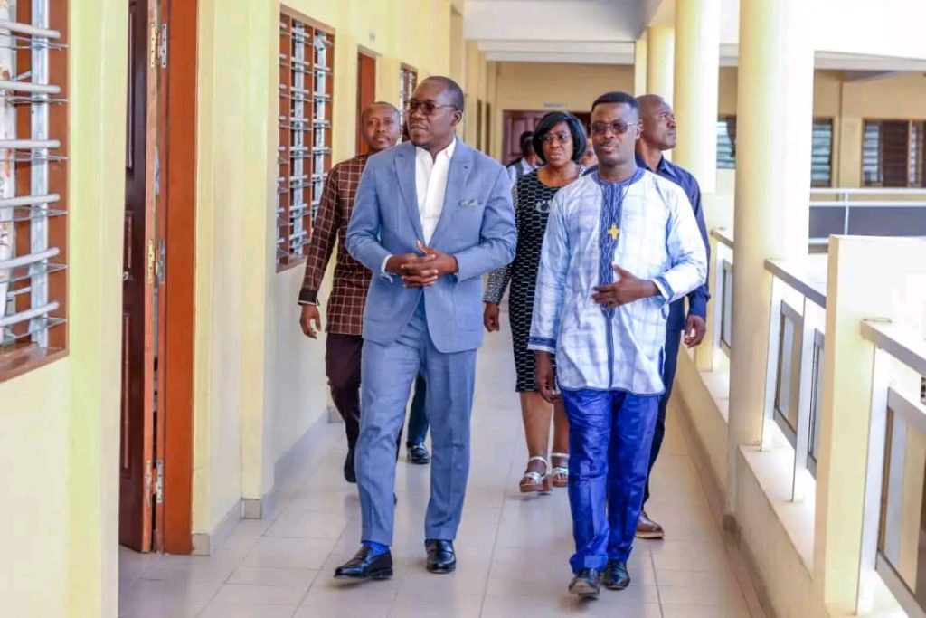 Ministre Natchaba encourage l’Institut Supérieur Don Bosco de Lomé