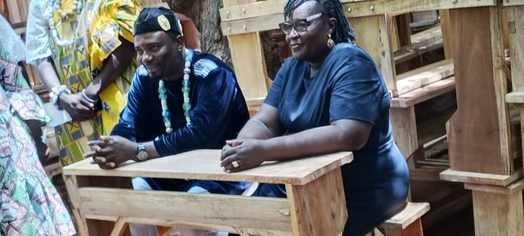 Adakpamé / Éducation : Le pari audacieux de sa Majesté Togbui LANKLIVI Adjikou 1er, 1000 tables-bancs pour les écoles publiques de sa juridiction